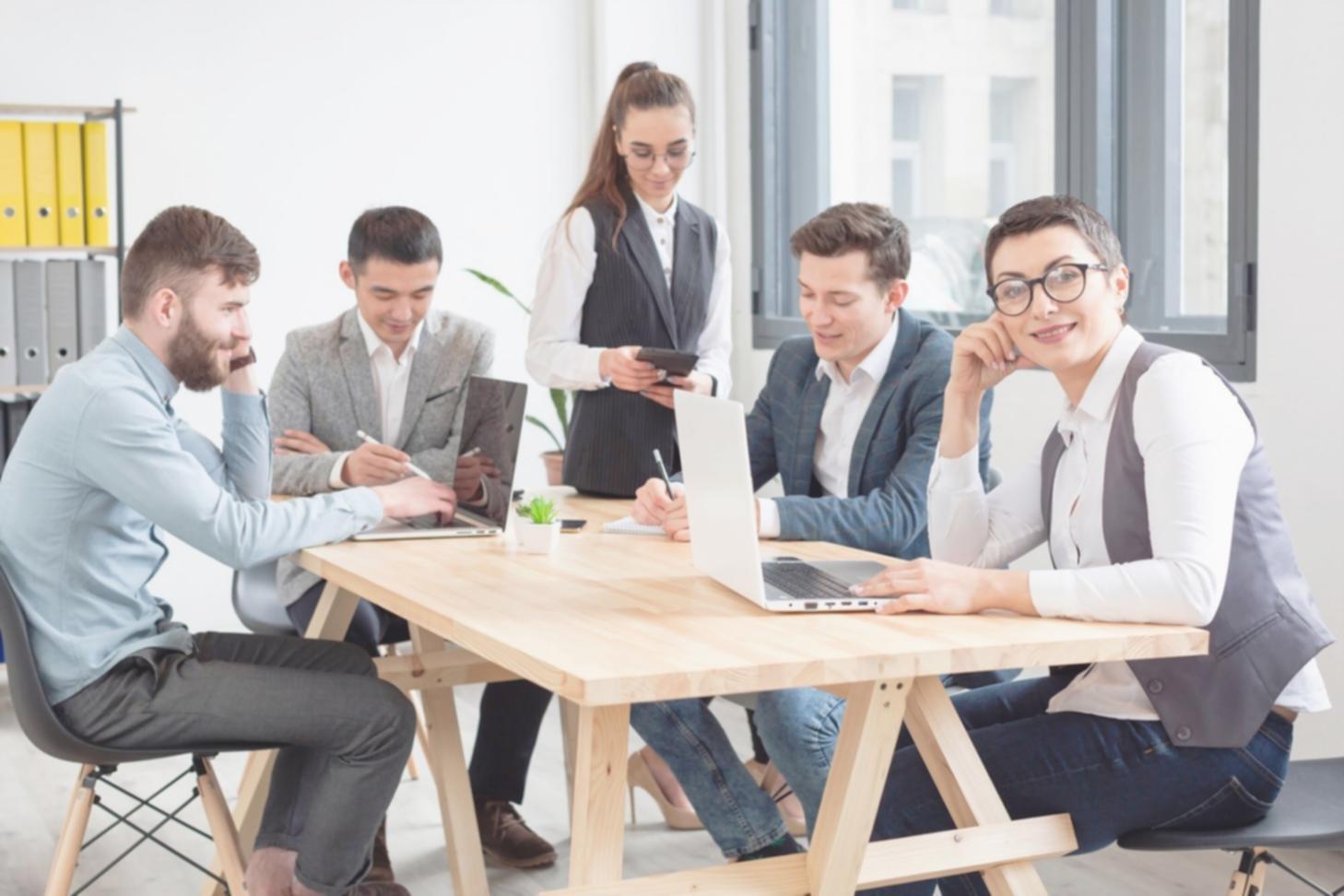 Équipe foriselontex travaillant ensemble dans un environnement collaboratif moderne